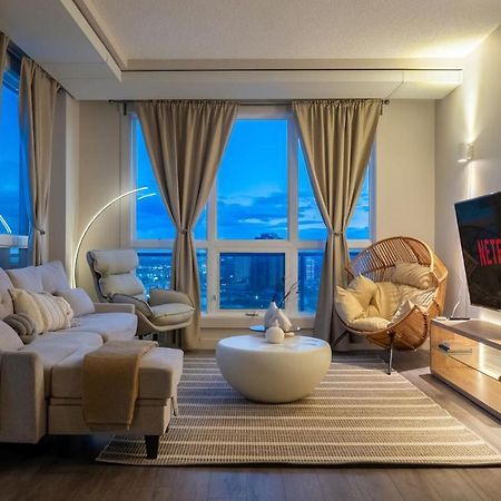 Upscale Penthouse Stay With Mountain & City Views, Free Parking, Bbq Grill, Office Space & More Calgary Ngoại thất bức ảnh